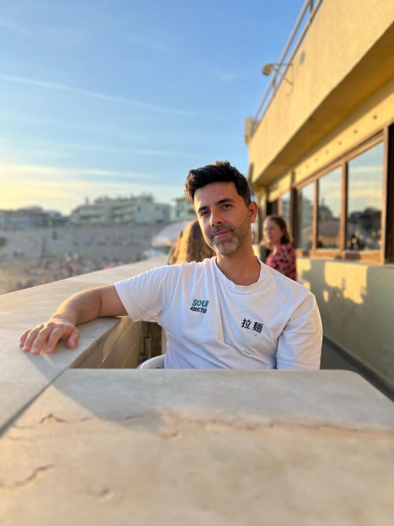 João Matos, Coach de Desenho Humano, a sorrir numa esplanada junto à praia