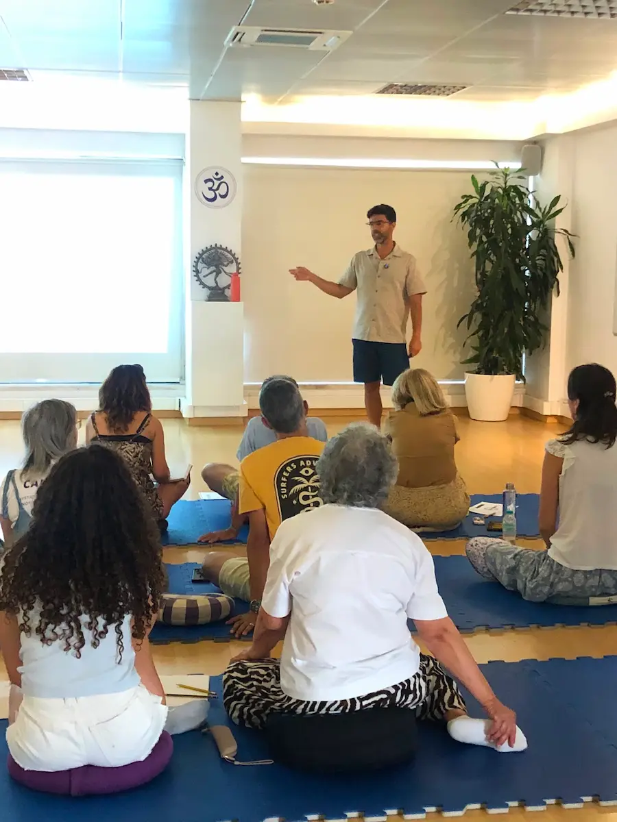 João Matos a explicar o Desenho Humano a um grupo sentado no chão, num workshop em Setúbal
