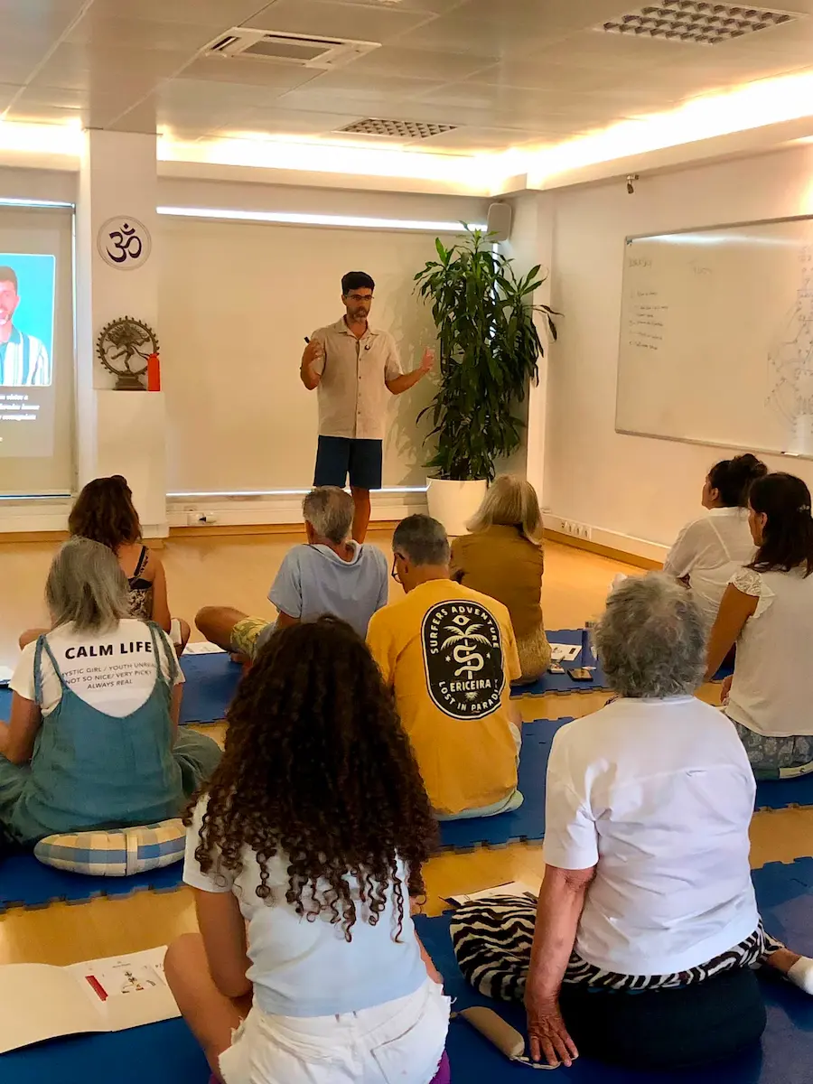 João Matos a orientar um workshop de Desenho Humano na Yoga Setúbal Associação