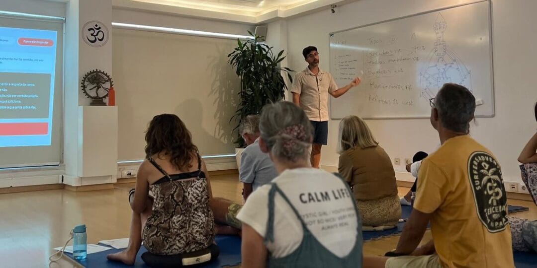 João Matos a orientar um workshop de Desenho Humano na Yoga Setúbal Associação